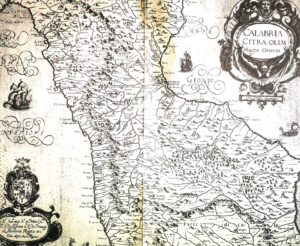 L'Alta Calabria, l'antica calabria Citerior, si estende dalla Valle del fiume Neto al Pollino. Dal punto di vista vitivinicolo questa è la terra del Magliocco, antico vitigno storico di probabile origine greca.