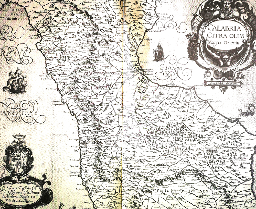 L'Alta Calabria, l'antica calabria Citerior, si estende dalla Valle del fiume Neto al Pollino. Dal punto di vista vitivinicolo questa è la terra del Magliocco, antico vitigno storico di probabile origine greca.